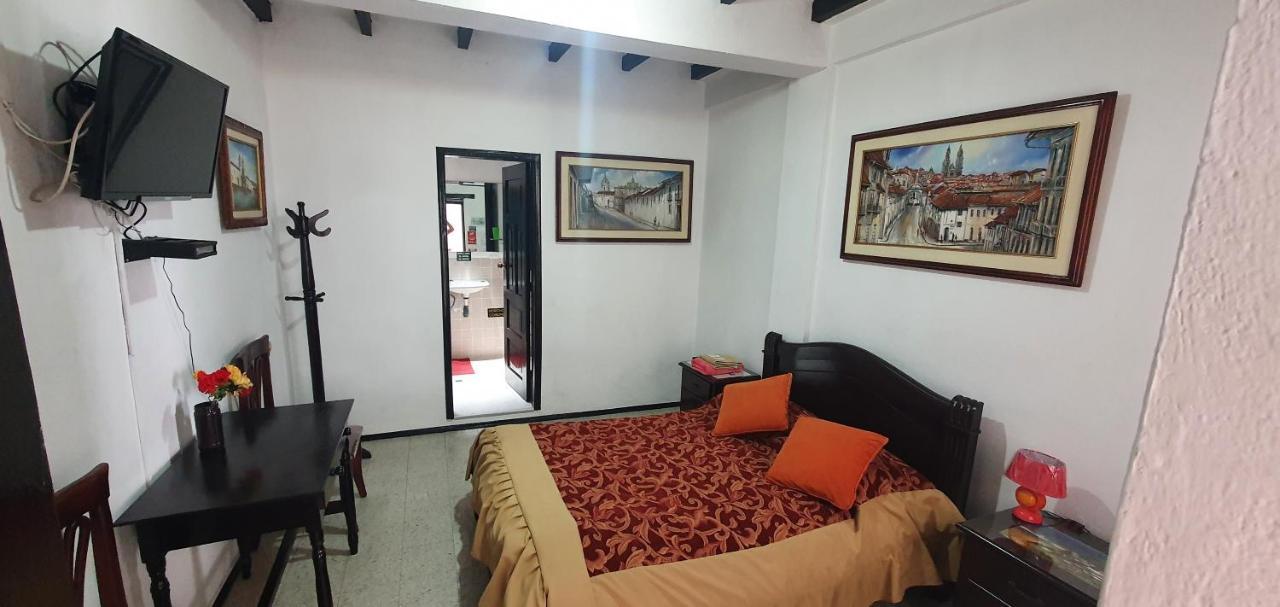 Hostal Flores Quito Exterior photo