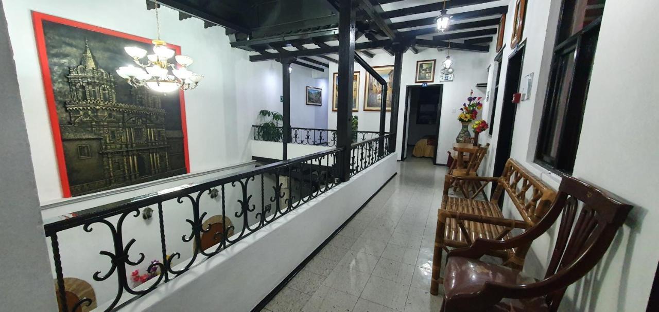 Hostal Flores Quito Exterior photo