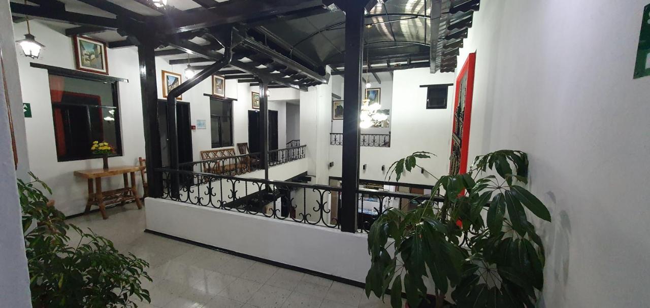 Hostal Flores Quito Exterior photo