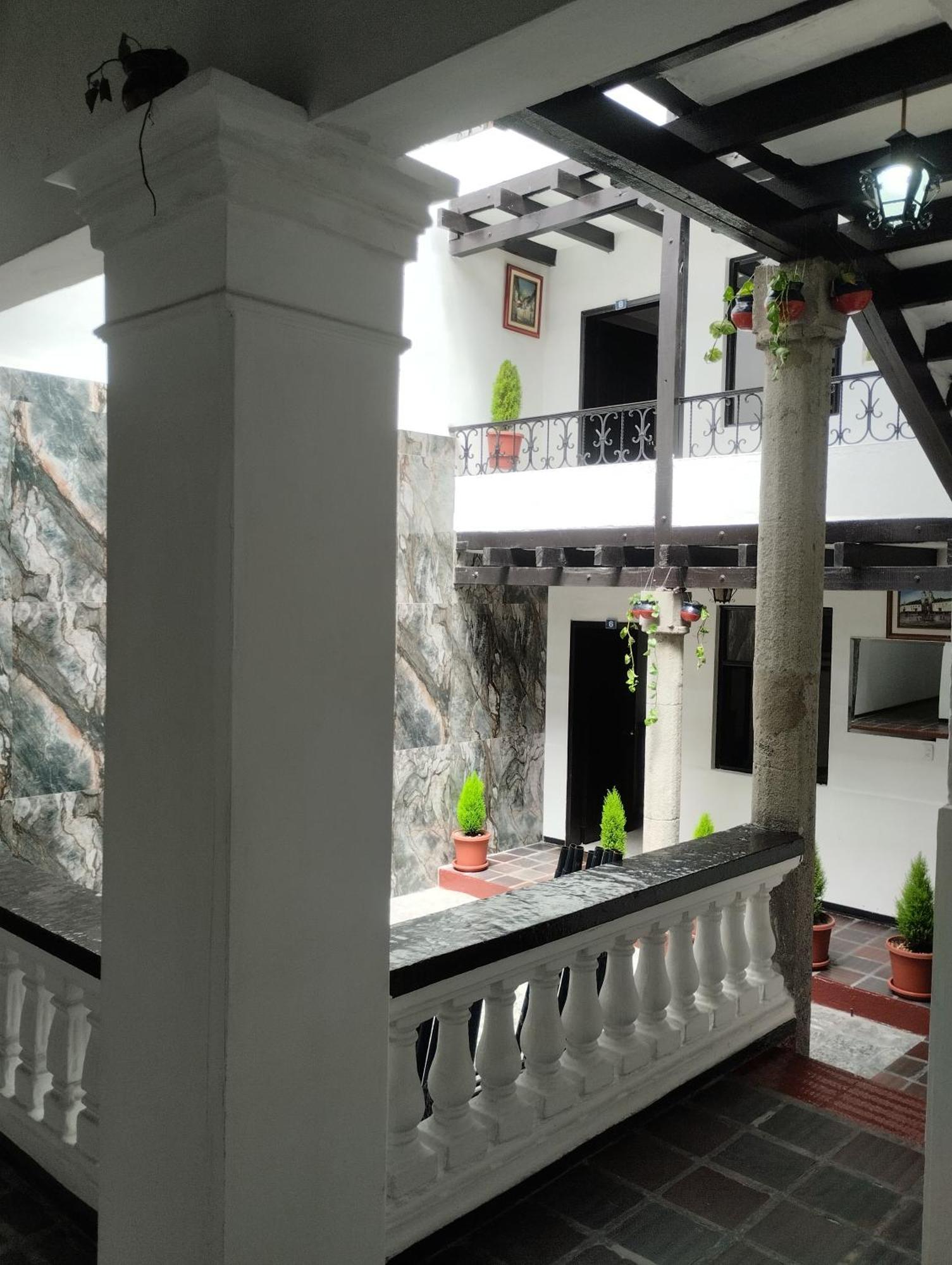 Hostal Flores Quito Exterior photo