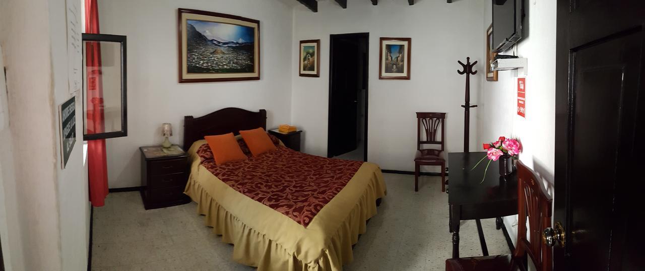Hostal Flores Quito Exterior photo